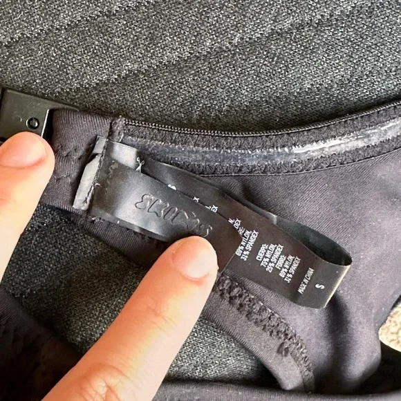 SKIMS Shaping Swim Unlined Underwire Bikini Top in Onyx size Small - Picture 13 of 15